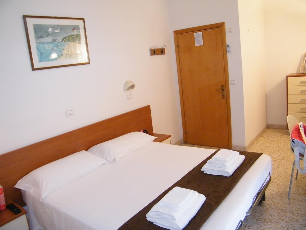 Hotel Nuovo Fiore Cattolica Cameră foto