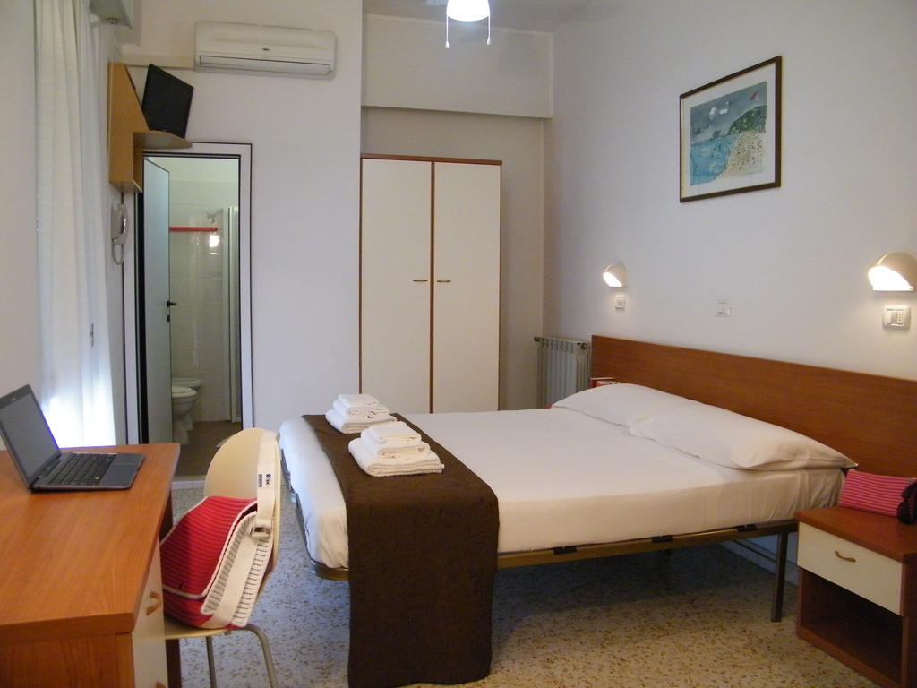 Hotel Nuovo Fiore Cattolica Cameră foto