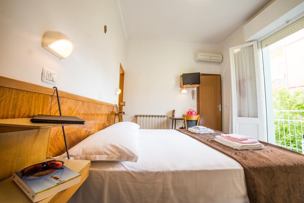 Hotel Nuovo Fiore Cattolica Cameră foto