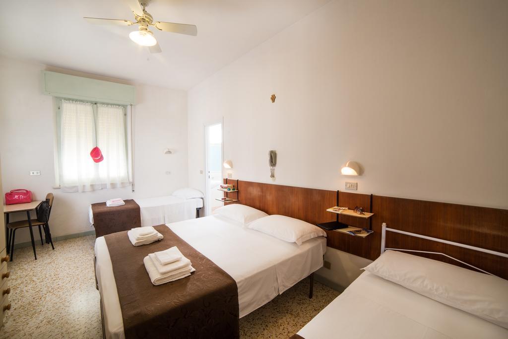 Hotel Nuovo Fiore Cattolica Cameră foto