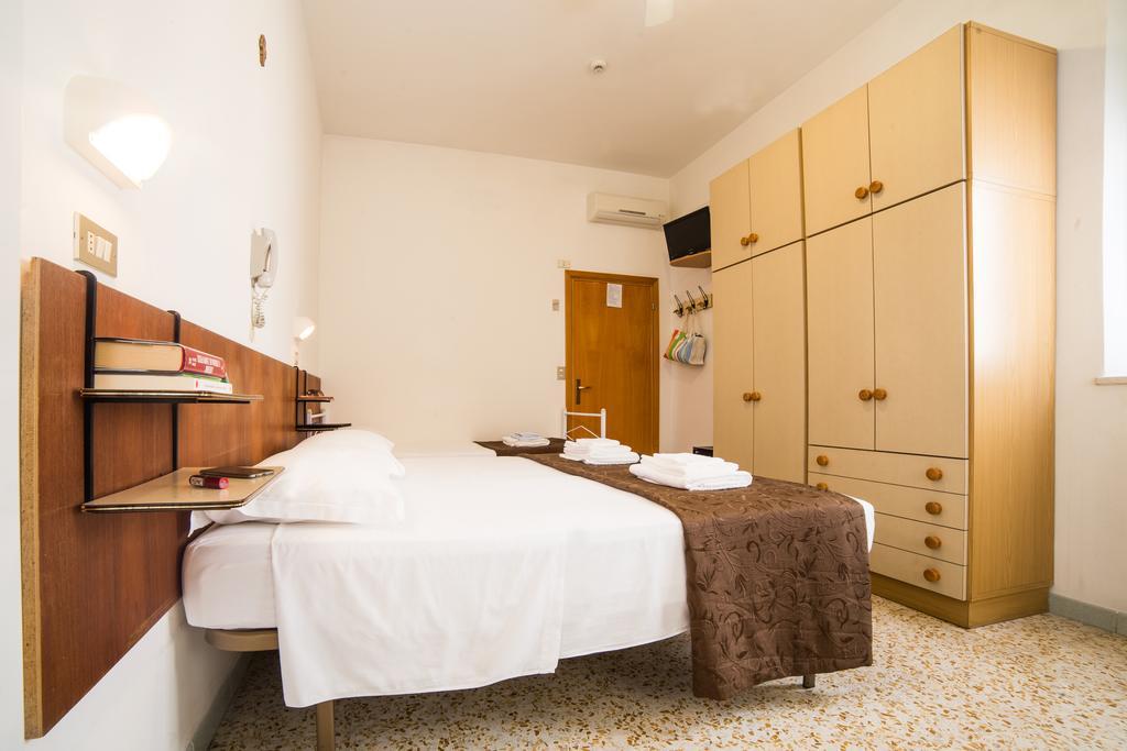 Hotel Nuovo Fiore Cattolica Cameră foto