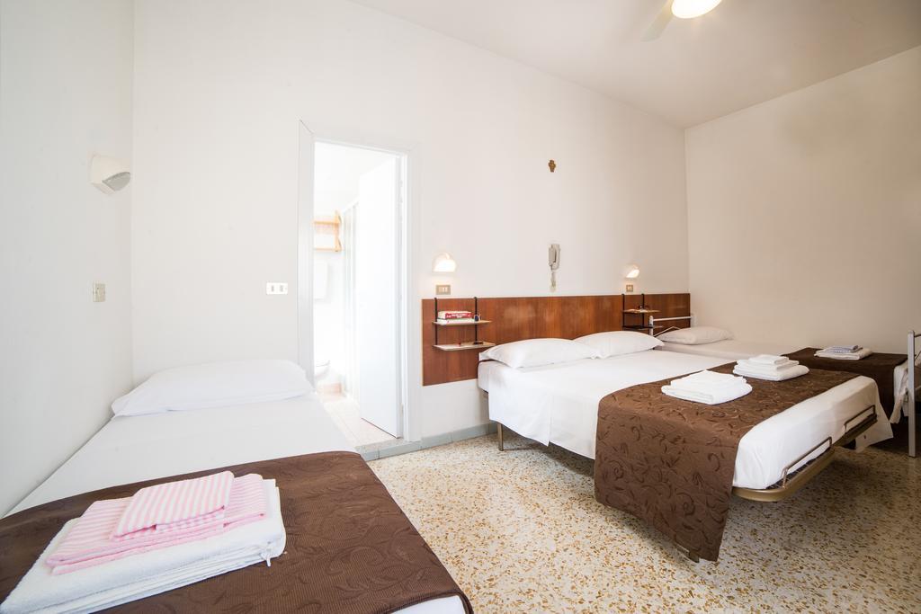 Hotel Nuovo Fiore Cattolica Cameră foto