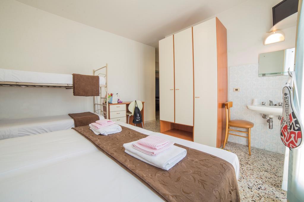 Hotel Nuovo Fiore Cattolica Cameră foto