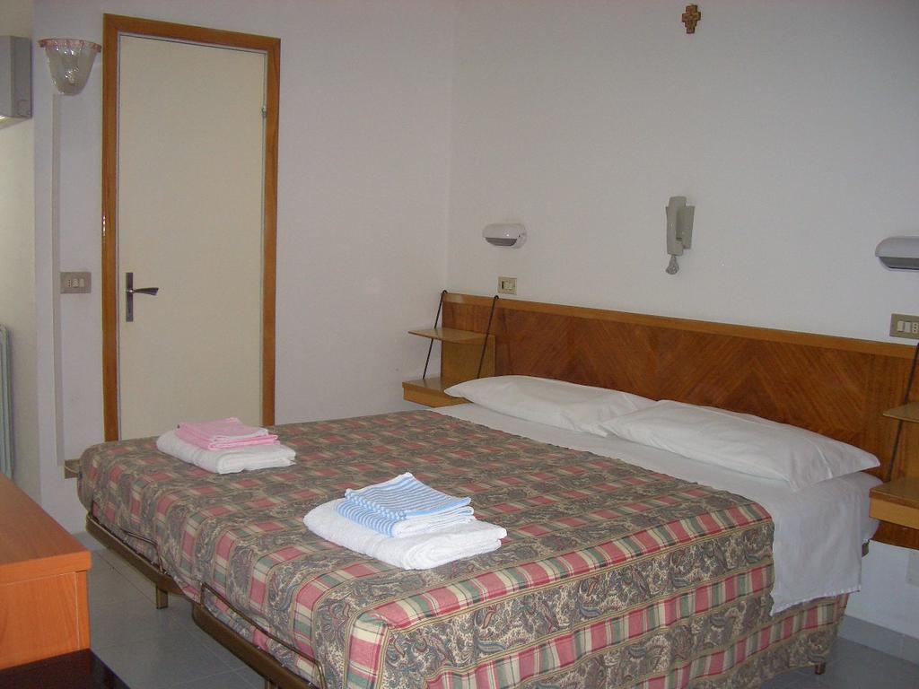 Hotel Nuovo Fiore Cattolica Cameră foto